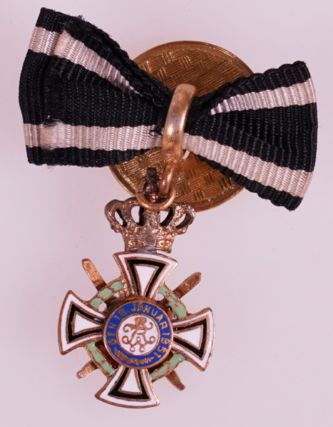 Knopflochdekoration zum Königlichen Hausorden von Hohenzollern, Kreuz der Ritter mit Schwertern