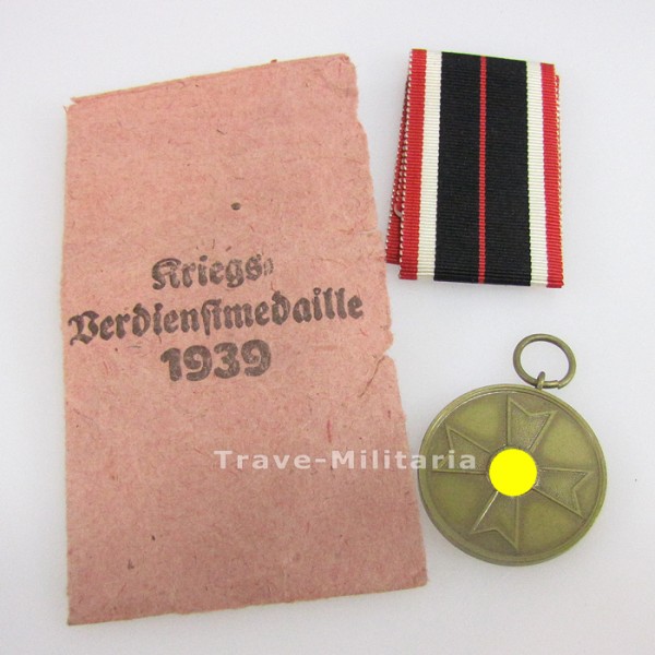Kriegsverdienstmedaille mit Band und Tüte