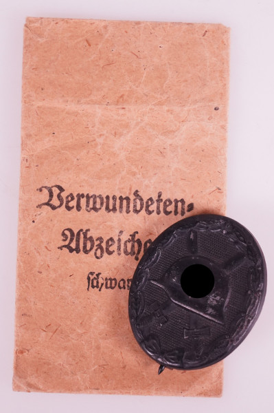 Verwundetenabzeichen in Schwarz mit Tüte