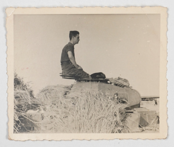 Foto Panzerkommandant auf Turm des Panzer II