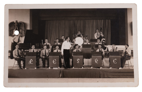 Postkartenfoto Tanzkapellen Herbert Leske POW-Camp 133