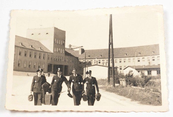 Foto 4 Marineoffiziere vor der Kaserne