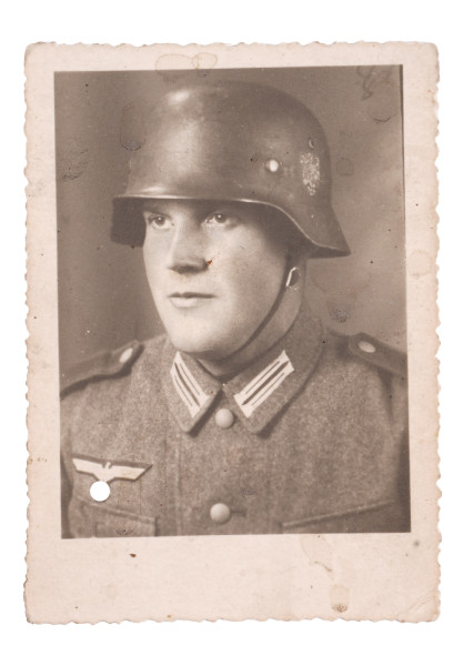 Foto Soldat der Wehrmacht mit Stahlhelm