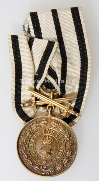 Fürstlicher Hausorden von Hohenzollern Goldene Ehrenmedaille mit Schwertern