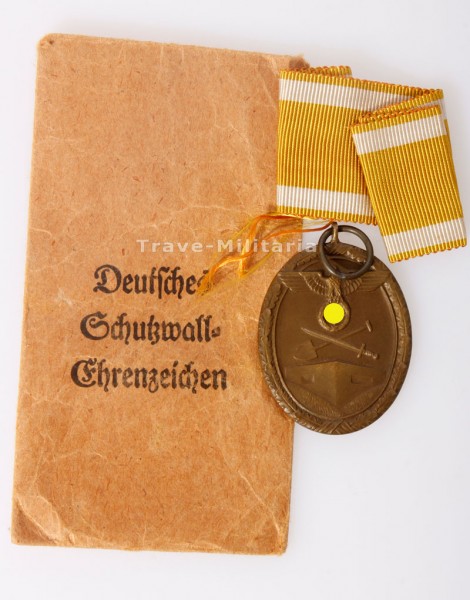 Deutsches Schutzwall-Ehrenzeichen in Verleihungstüte