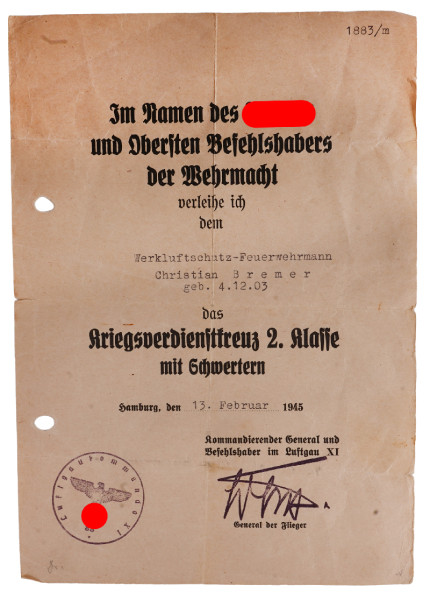Urkunde Kriegsverdienstkreuz 2. Klasse mit Schwertern Werkluftschutz-Feuerwehrmann
